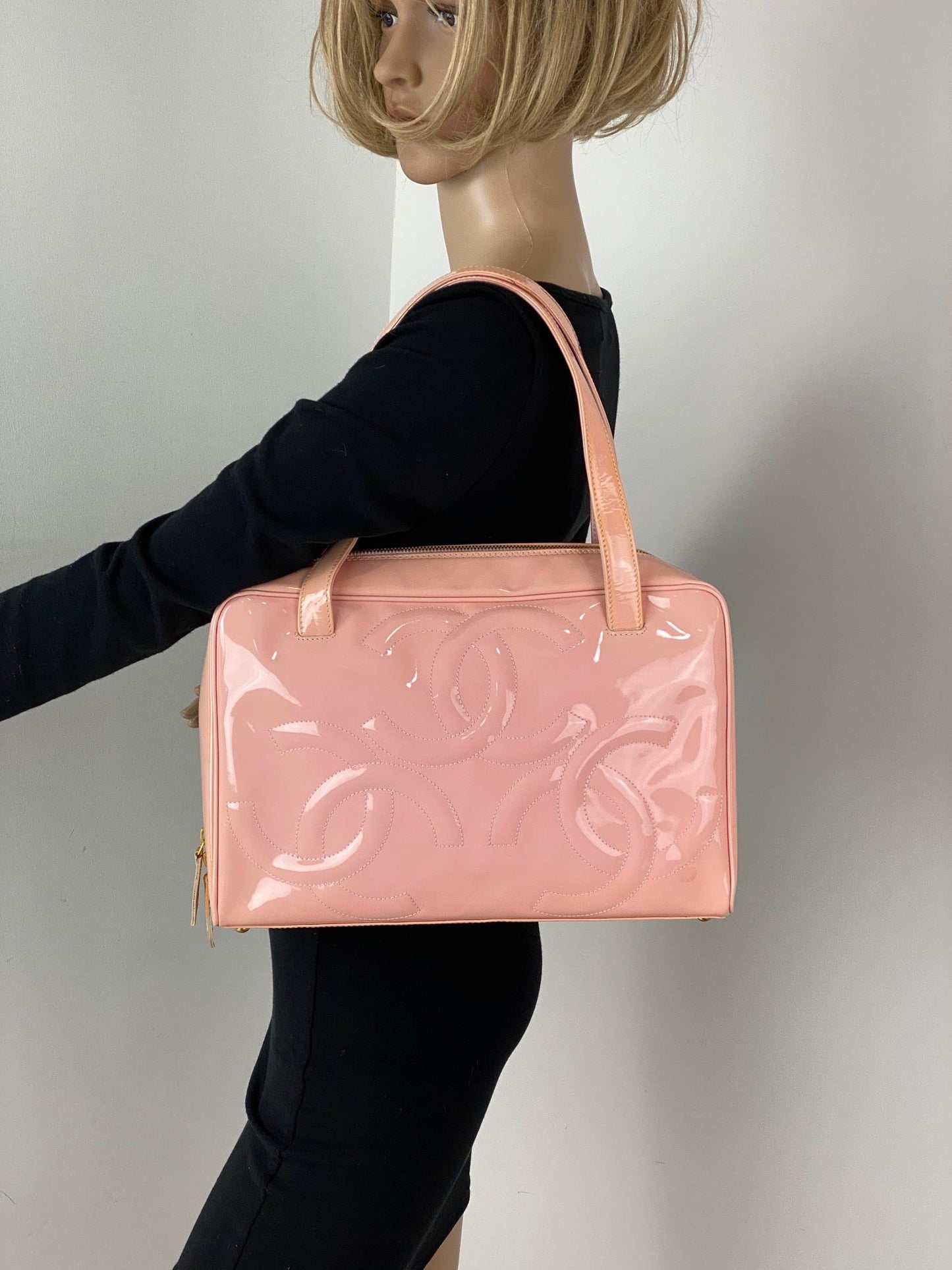 Sac à bandoulière Chanel Triple CC en cuir verni rose de taille moyenne, d'occasion