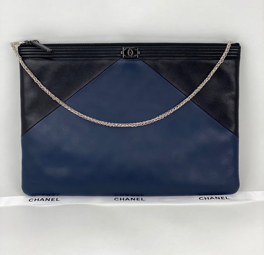 Pochette zippée Chanel en cuir d'agneau matelassé noir et bleu avec chaîne ajoutée