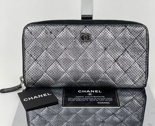 Pochette portefeuille zippée matelassée en cuir d'agneau métallisé argenté perforé Chanel