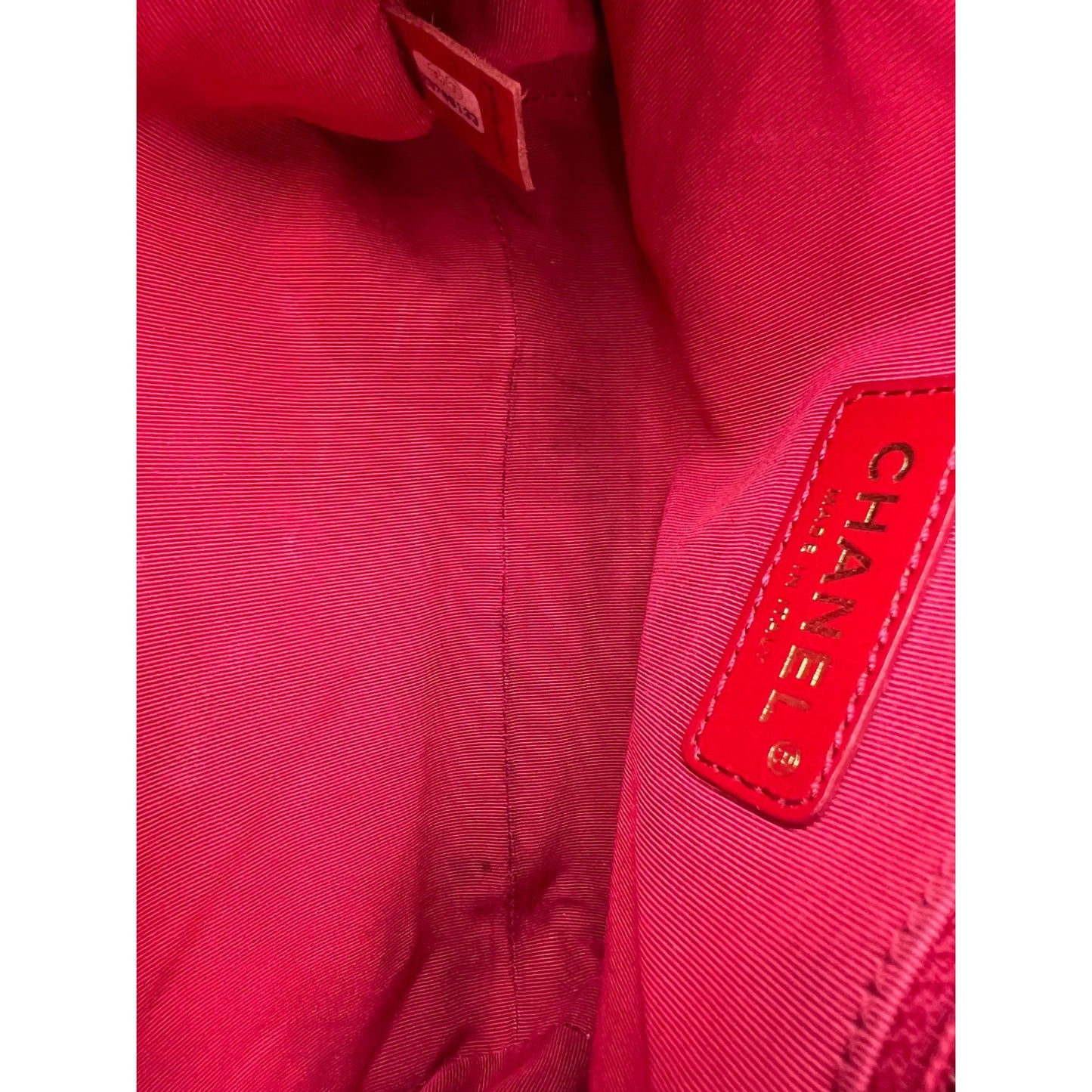 Sac à bandoulière à rabat noir matelassé en cuir de veau Chanel