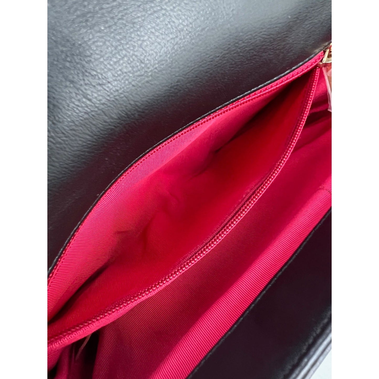 Sac à bandoulière à rabat noir matelassé en cuir de veau Chanel