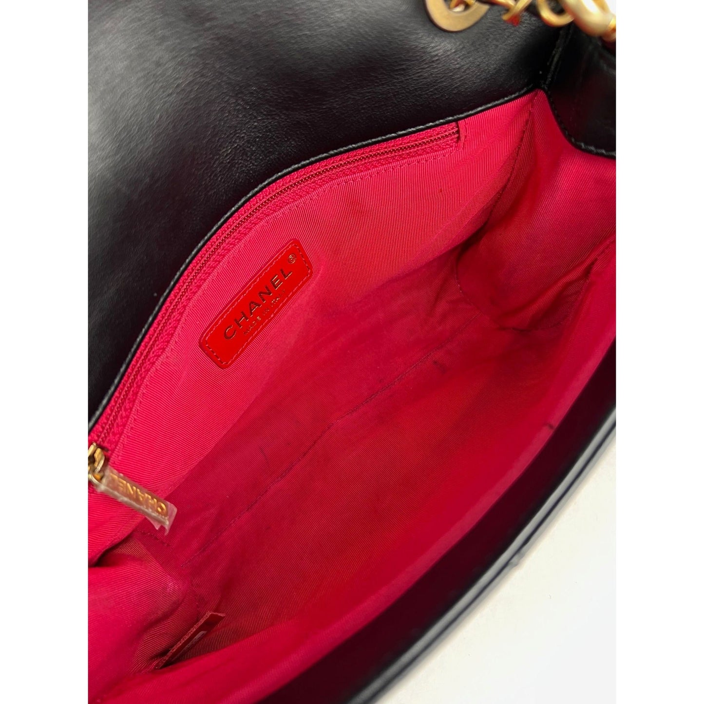 Sac à bandoulière à rabat noir matelassé en cuir de veau Chanel