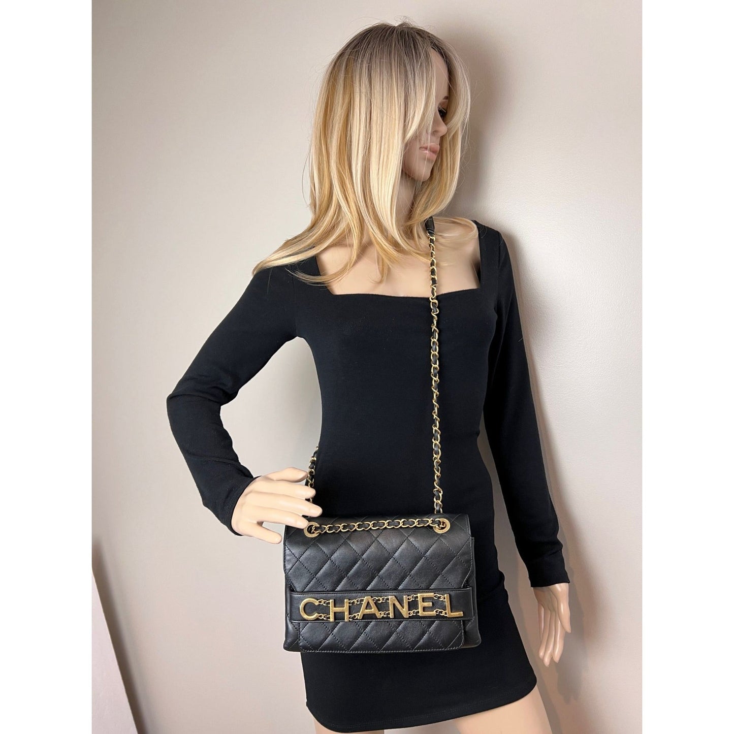 Sac à bandoulière à rabat noir matelassé en cuir de veau Chanel