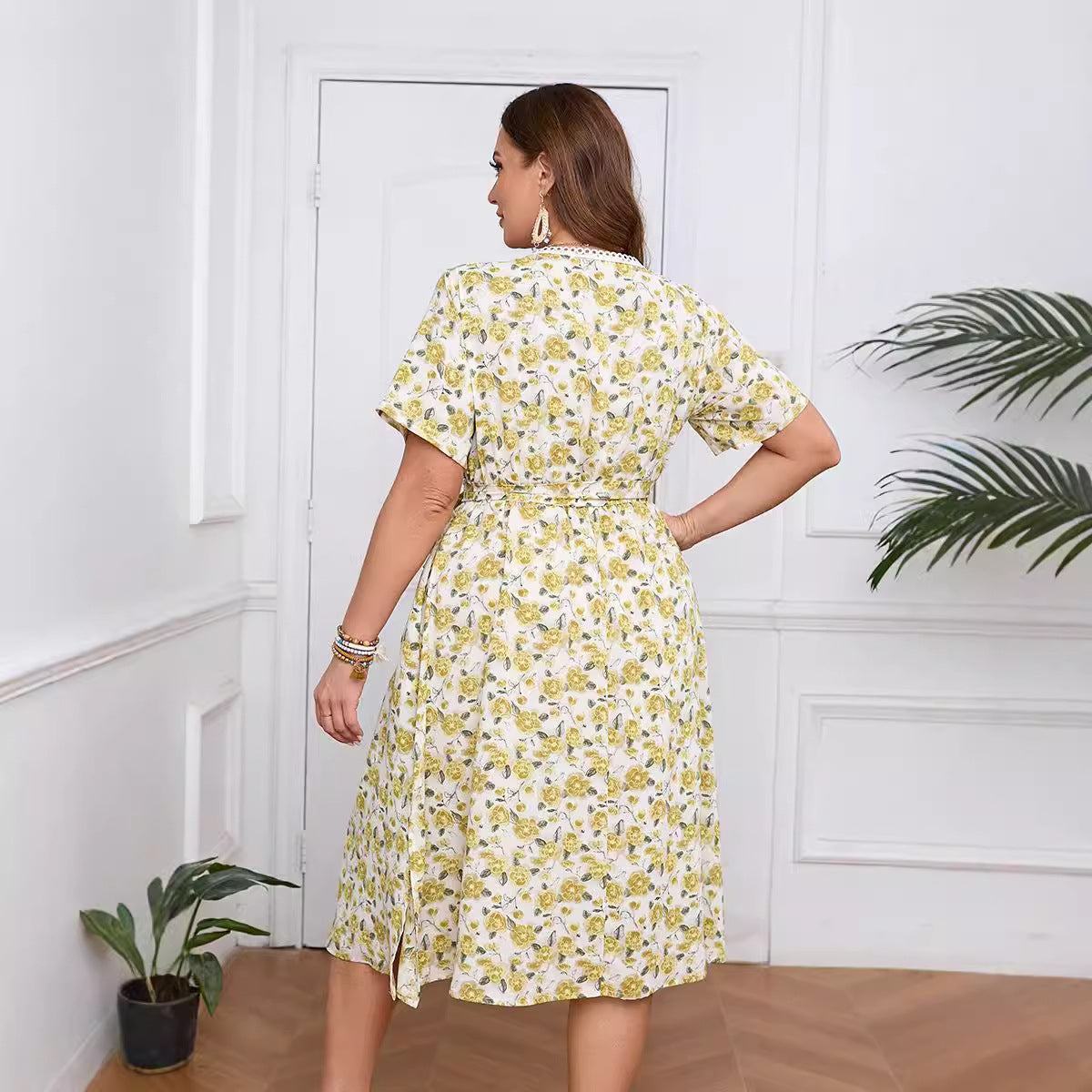 Robe d'été grande taille à col en V et imprimé floral en dentelle avec poches