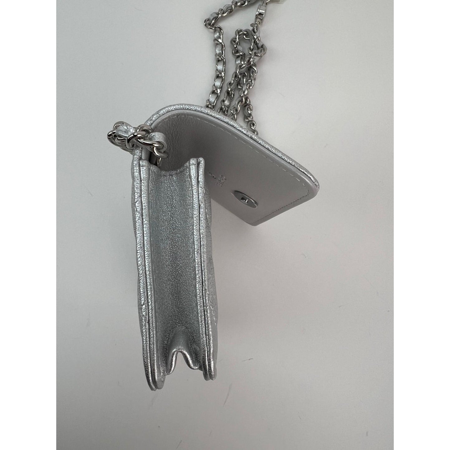 Sac à bandoulière Chanel en cuir de chèvre métallisé matelassé avec rabat étoile