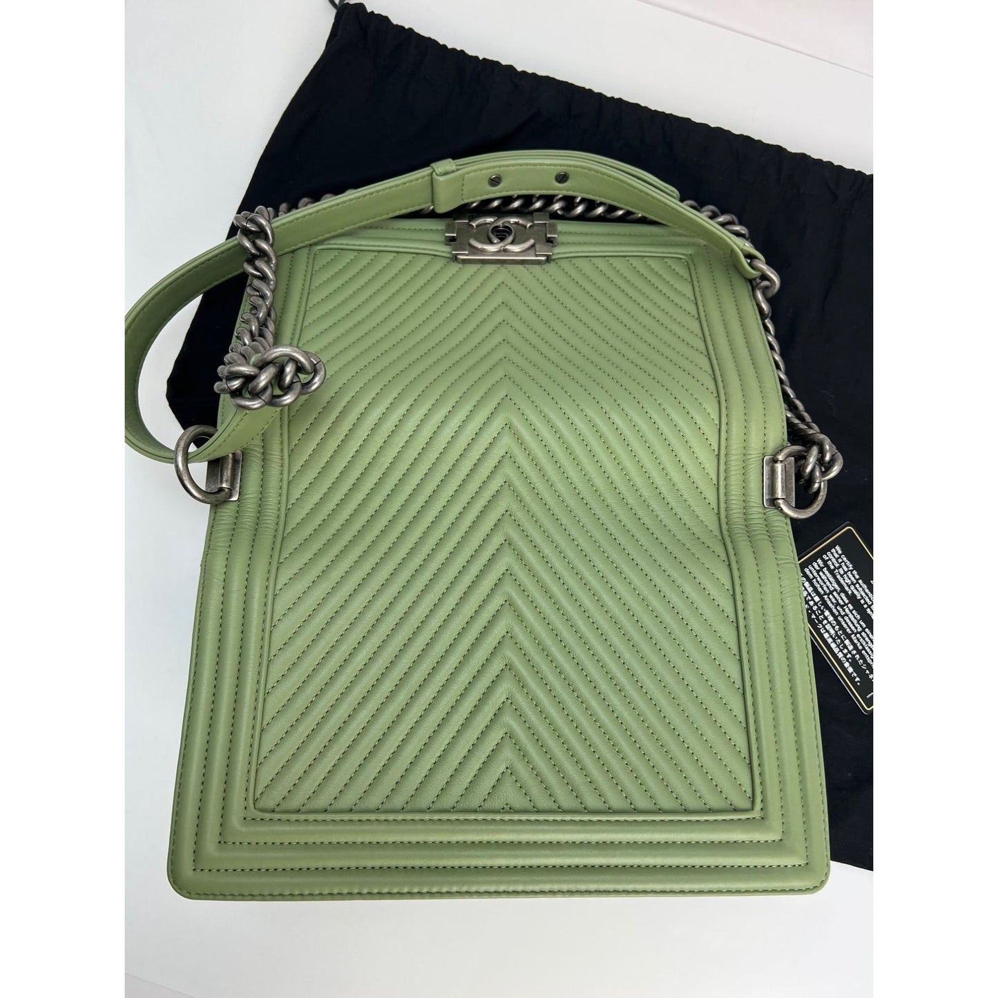 Sac Chanel Boy Flap moyen matelassé en cuir de veau à chevrons vert clair