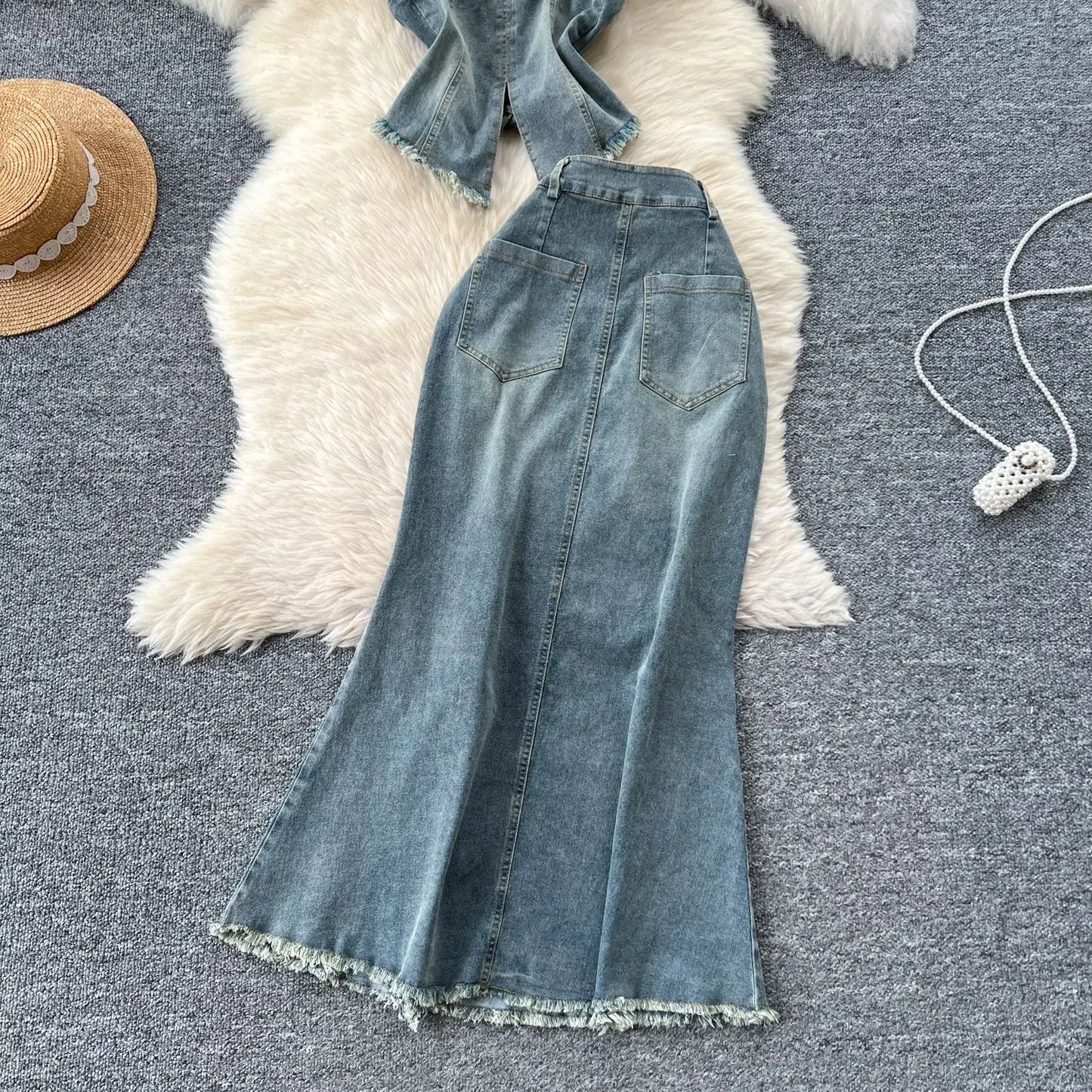 Ensemble deux pièces en jean rétro pour femme, style américain tendance. Haut dos nu sexy à bretelles et jupe mi-longue fendue taille haute. 