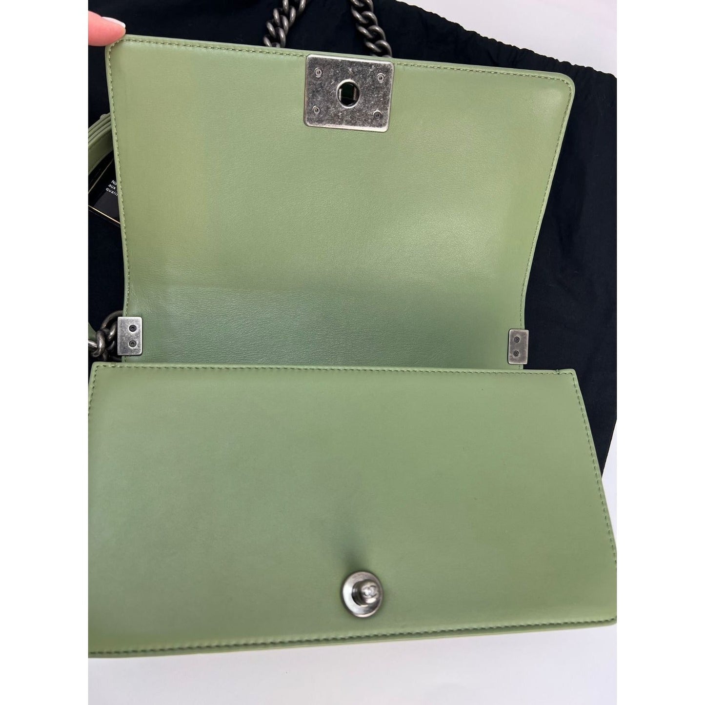 Sac Chanel Boy Flap moyen matelassé en cuir de veau à chevrons vert clair