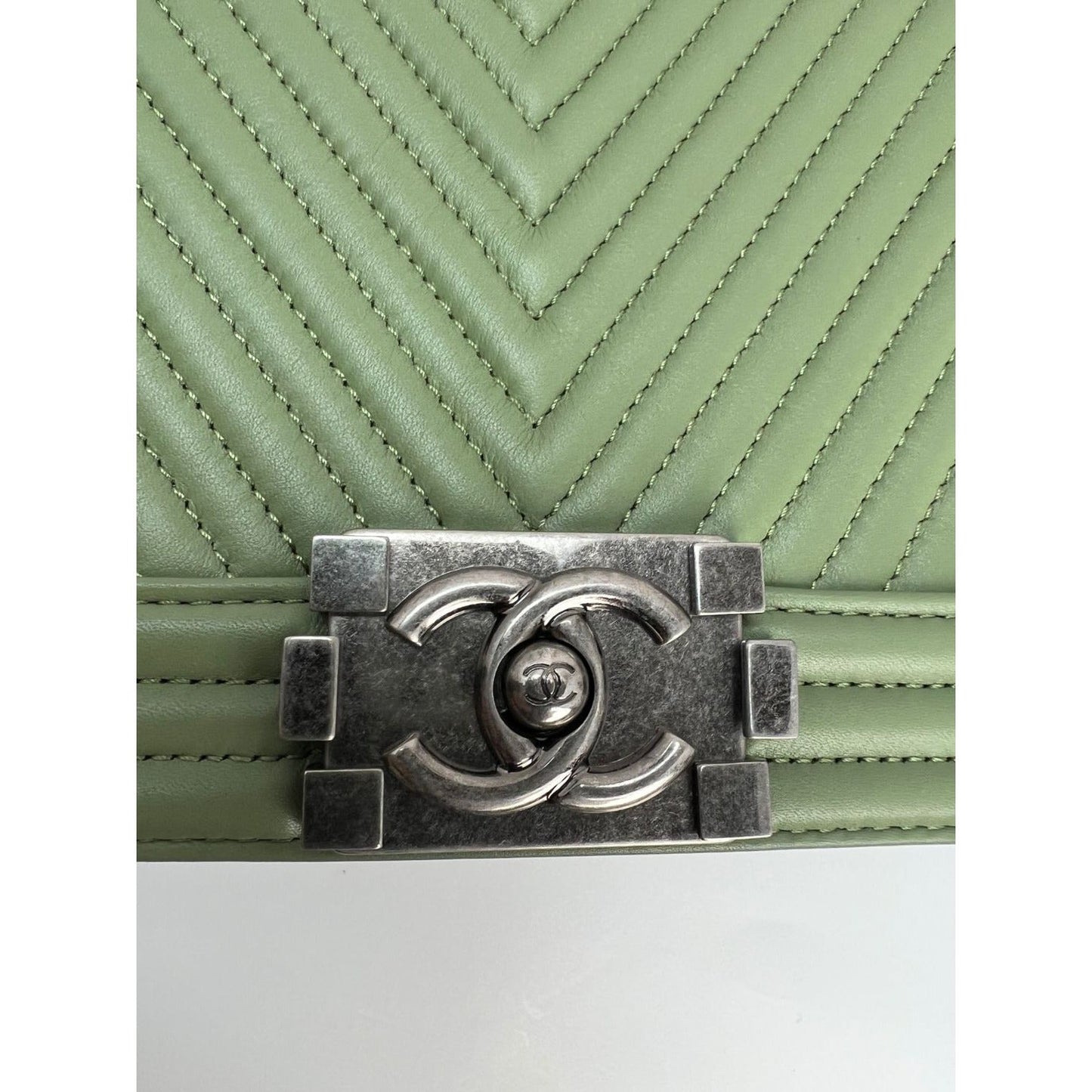Sac Chanel Boy Flap moyen matelassé en cuir de veau à chevrons vert clair