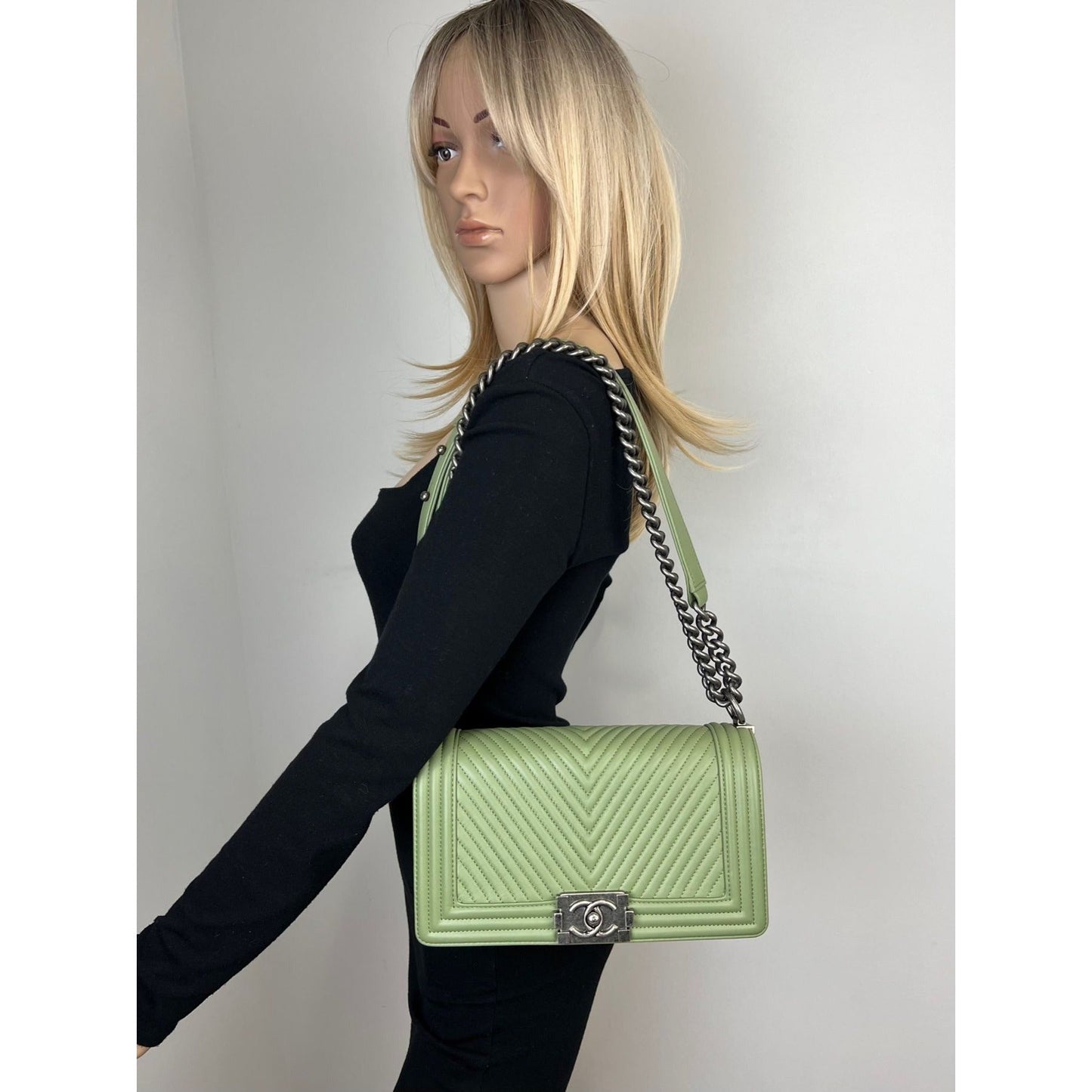 Sac Chanel Boy Flap moyen matelassé en cuir de veau à chevrons vert clair