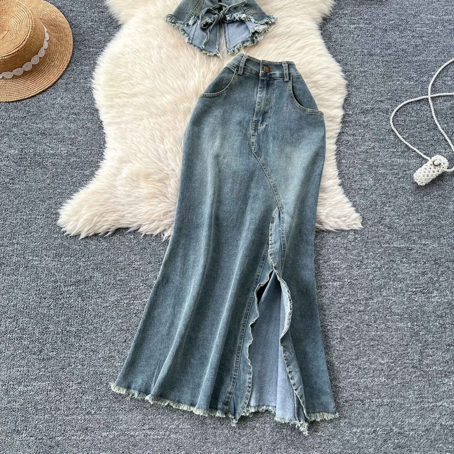 Ensemble deux pièces en jean rétro pour femme, style américain tendance. Haut dos nu sexy à bretelles et jupe mi-longue fendue taille haute. 