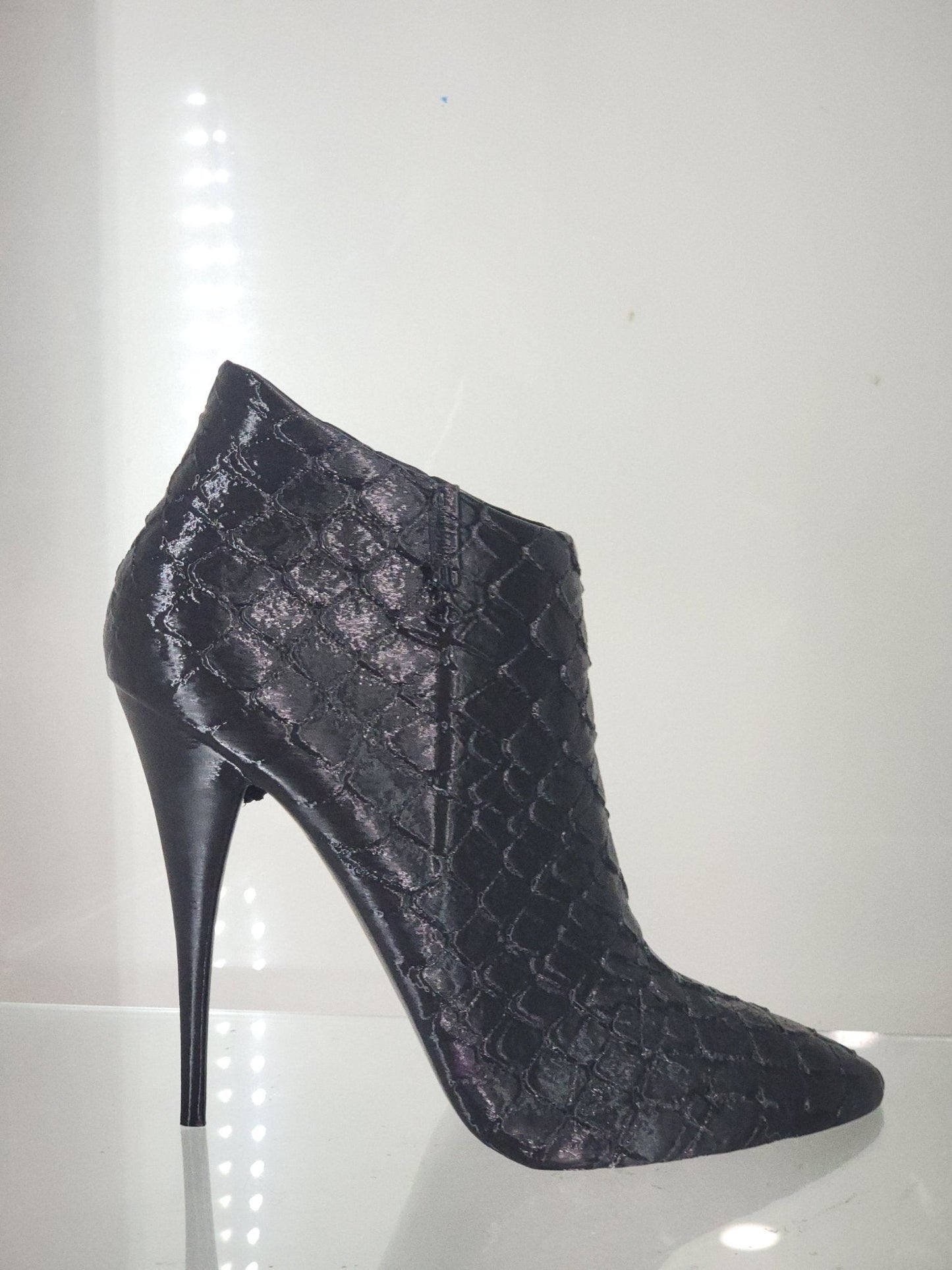 Glam High Heel Brush Holder – Stylish Makeup Organizer