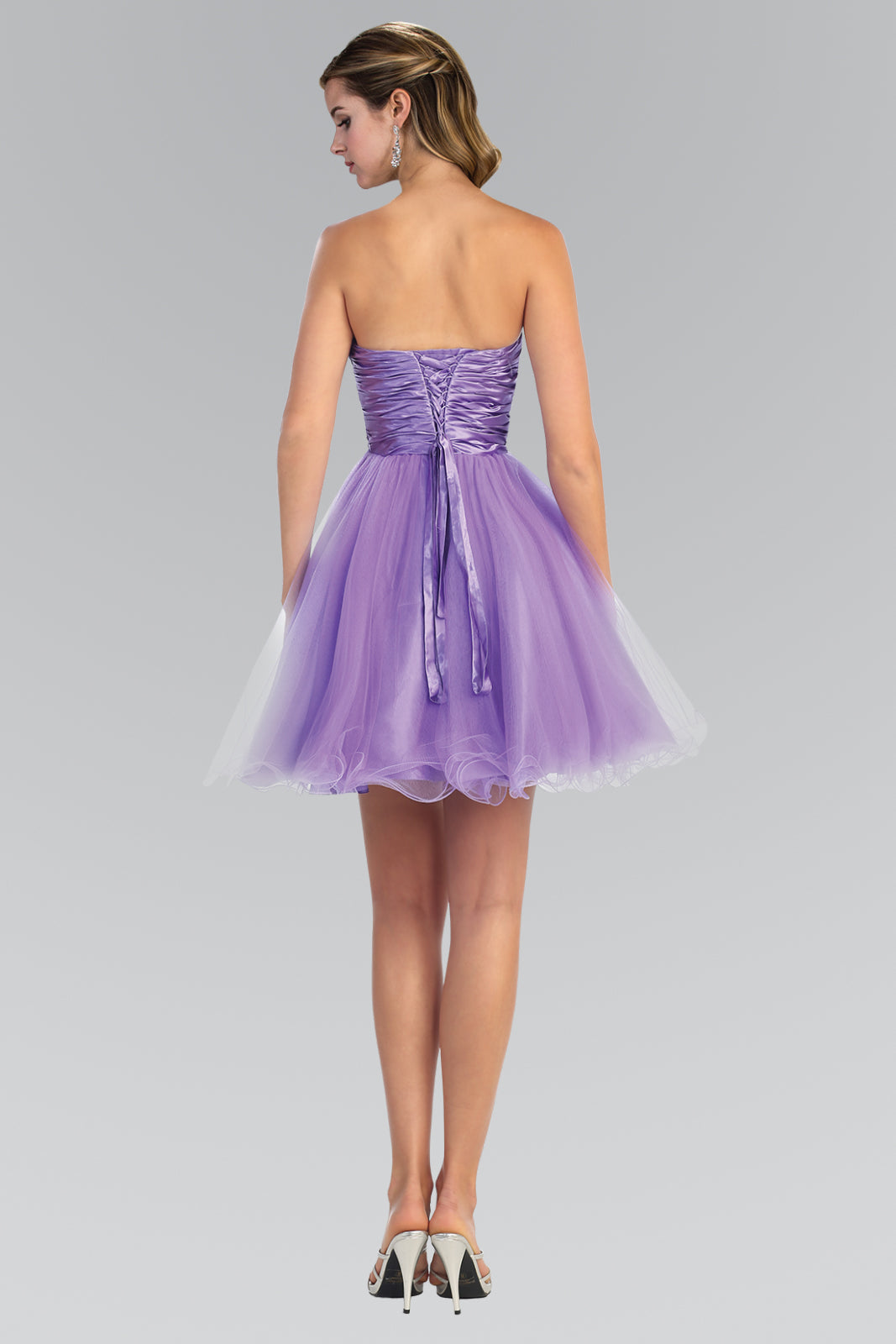 Robe courte en tulle perlé sans manches avec décolleté en cœur et ceinture plissée en satin 