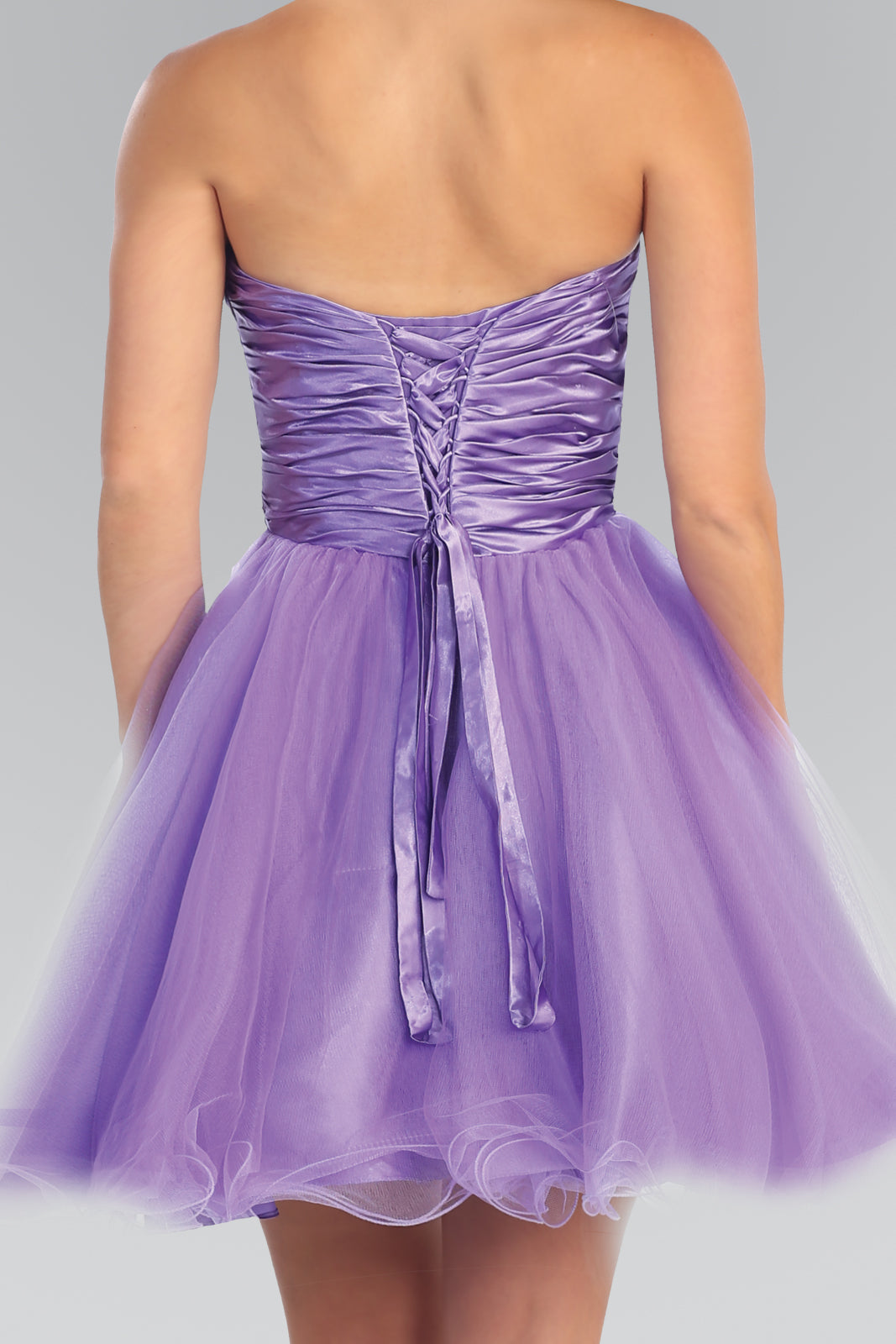 Robe courte en tulle perlé sans manches avec décolleté en cœur et ceinture plissée en satin 