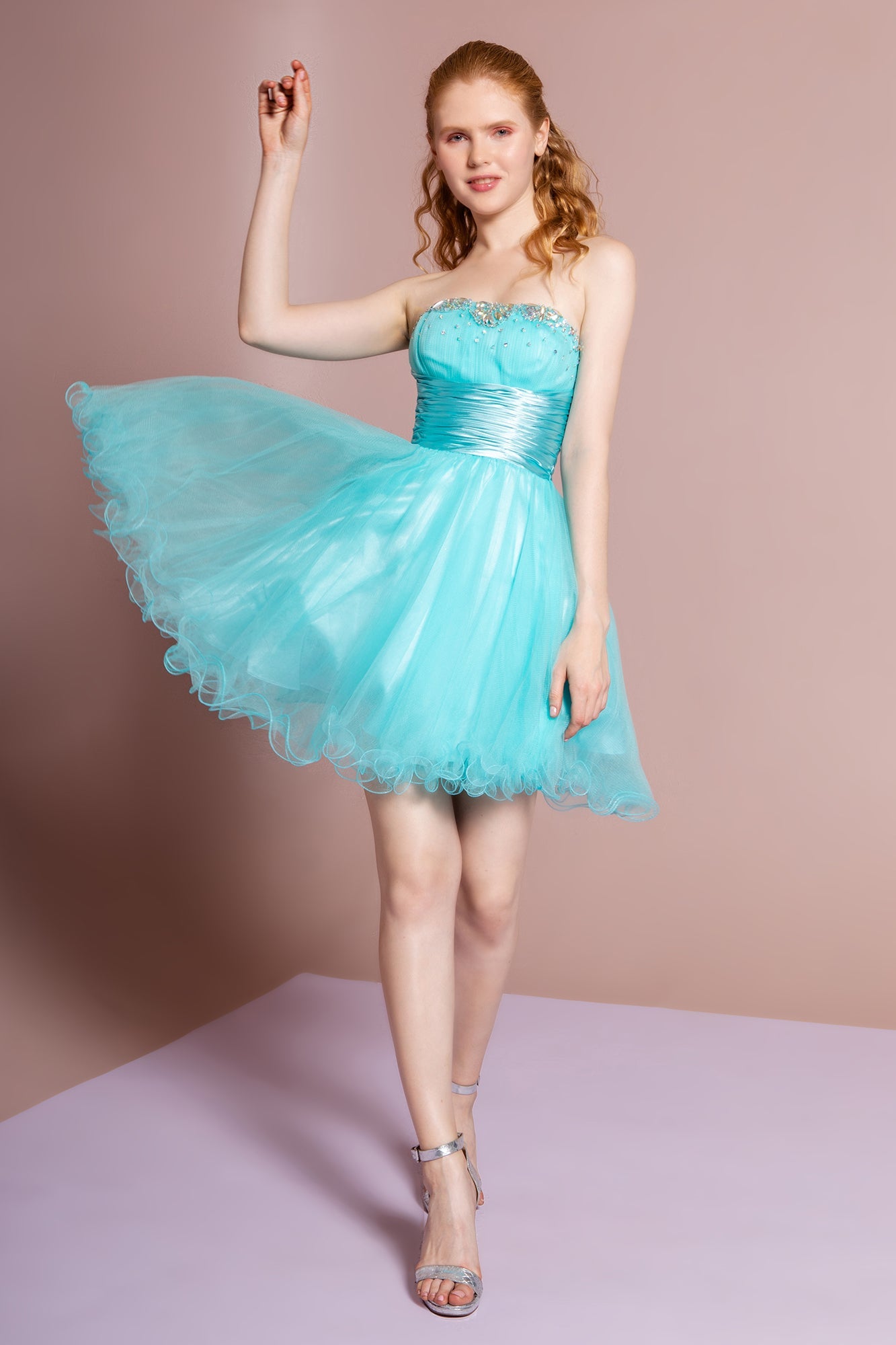 Robe courte en tulle perlé sans manches avec décolleté en cœur et ceinture plissée en satin 