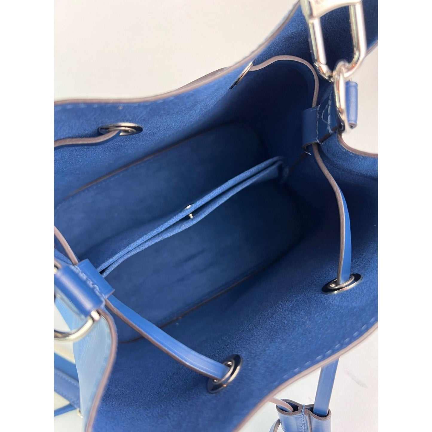 Sac bandoulière Louis Vuitton Neo Noe BB en cuir épi bleu