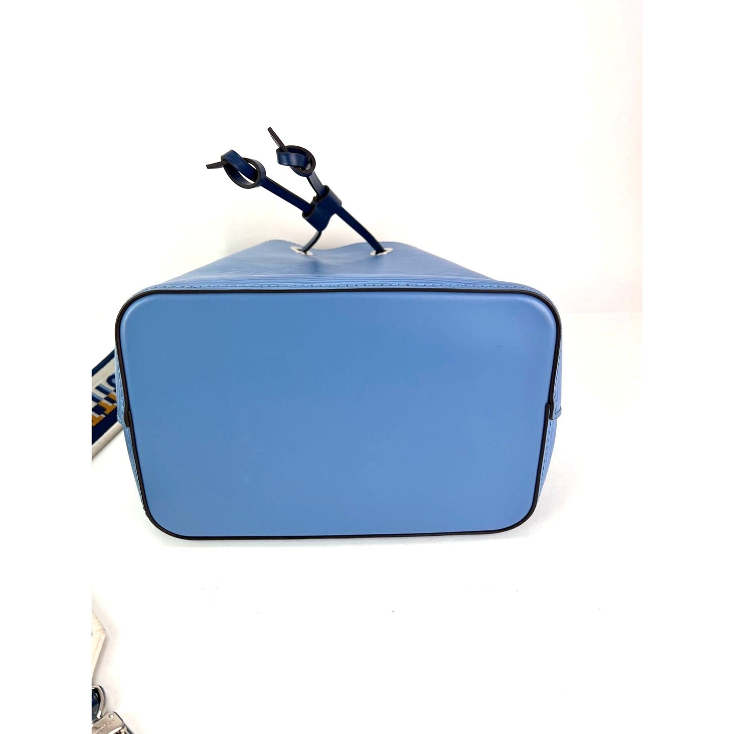 Sac bandoulière Louis Vuitton Neo Noe BB en cuir épi bleu