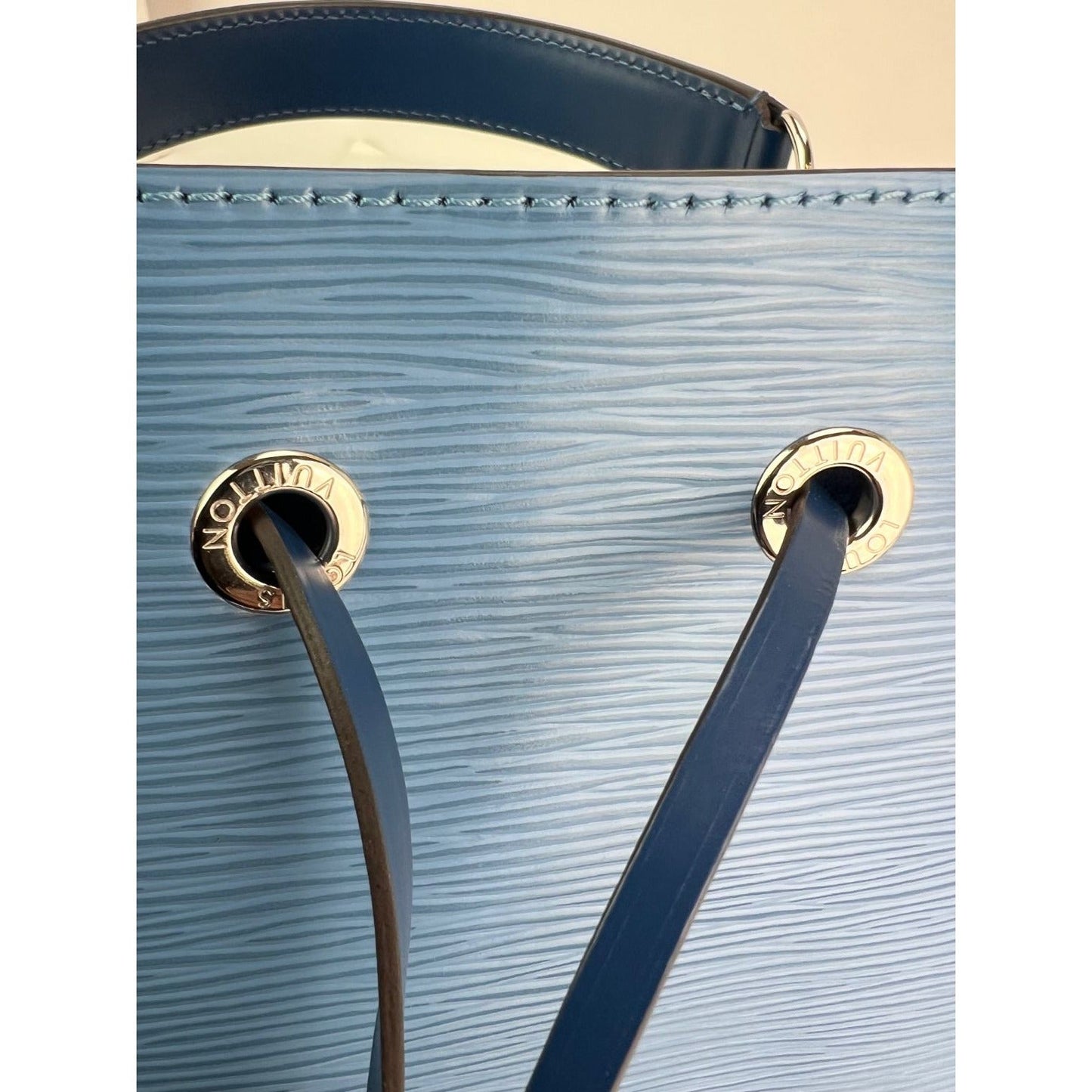 Sac bandoulière Louis Vuitton Neo Noe BB en cuir épi bleu