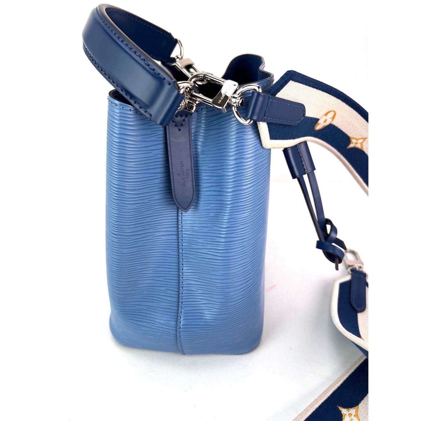 Sac bandoulière Louis Vuitton Neo Noe BB en cuir épi bleu