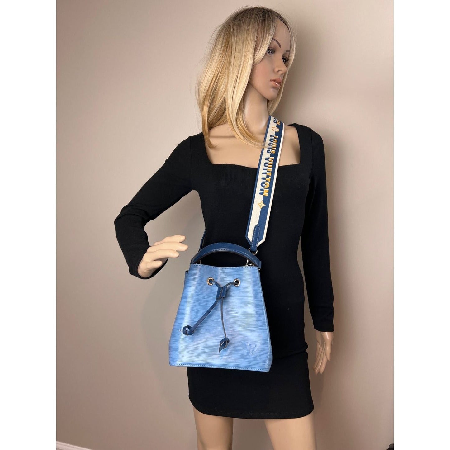 Sac bandoulière Louis Vuitton Neo Noe BB en cuir épi bleu