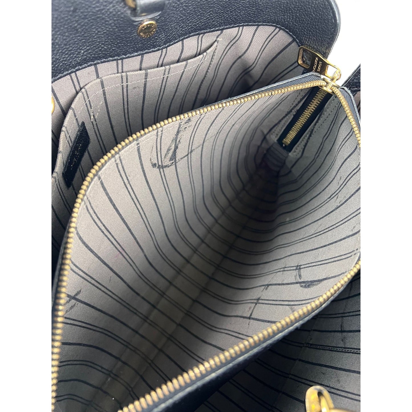 Sac à bandoulière Louis Vuitton Montaigne GM en cuir noir Empriente