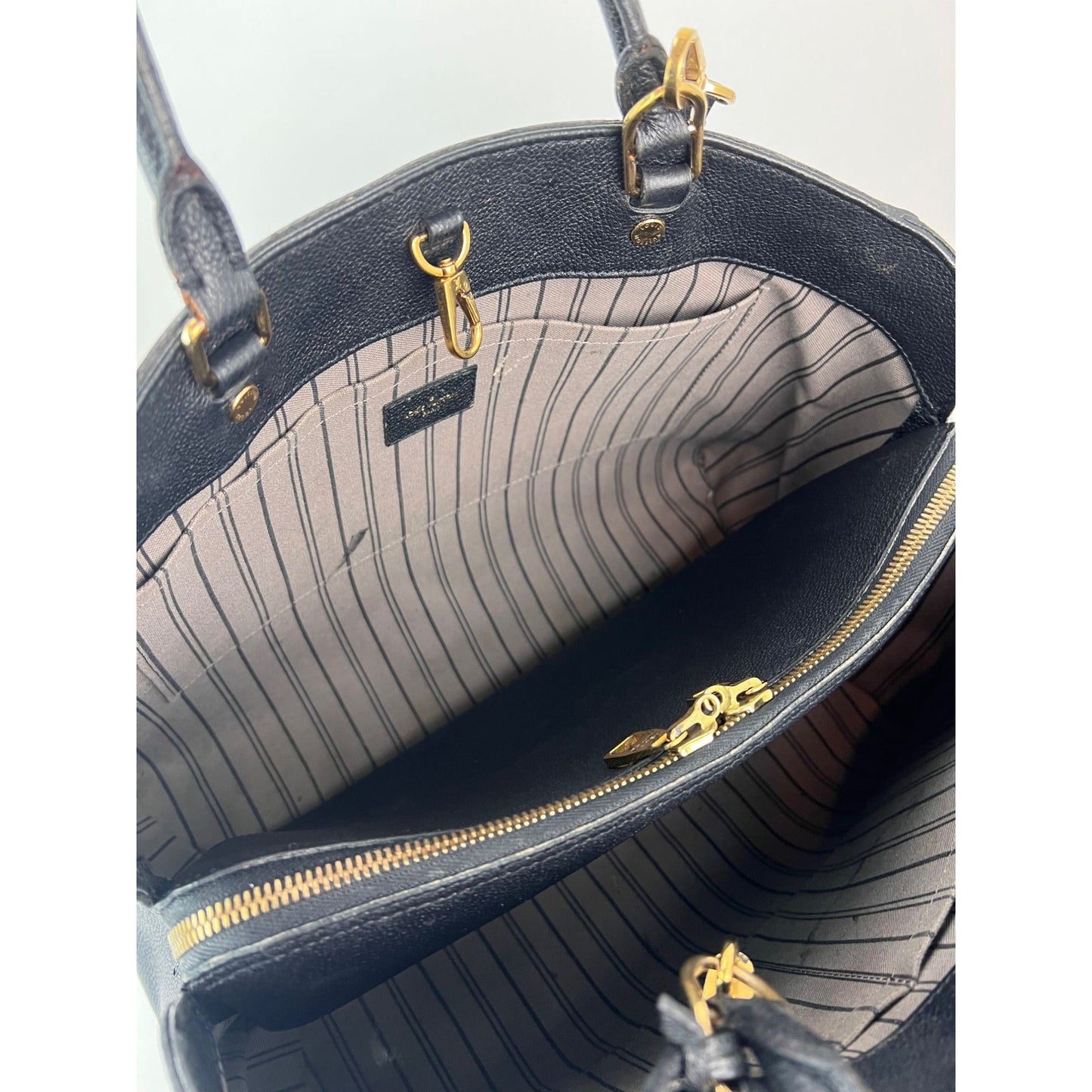 Sac à bandoulière Louis Vuitton Montaigne GM en cuir noir Empriente